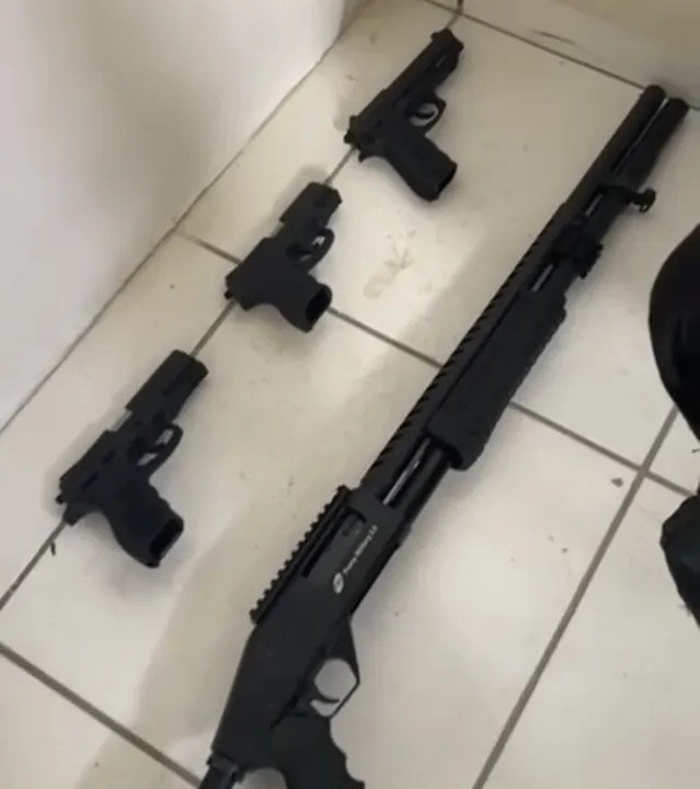 Três pistolas e uma espingarda foram apreendidas