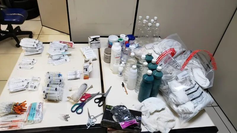 Ela é acusada de falsificação, corrupção e adulteração ou alteração de produto destinado a fins terapêuticos ou medicinais