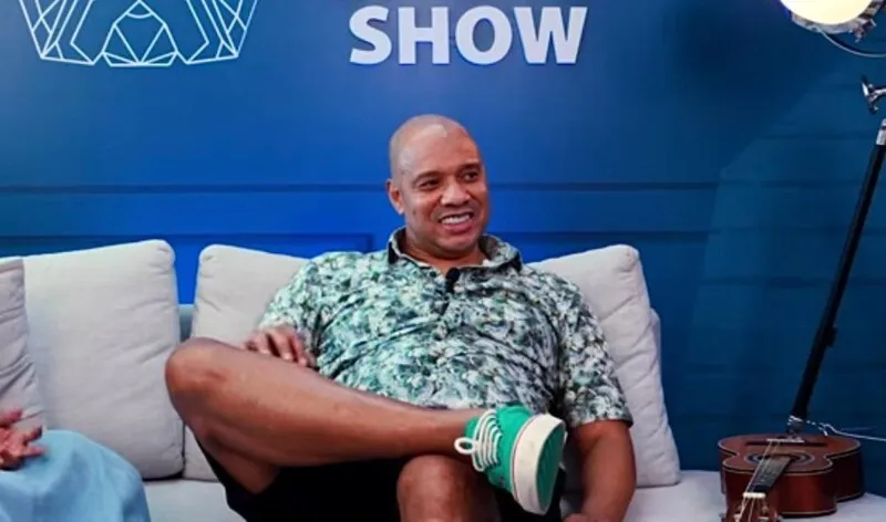 O pagodeiro Anderson Leonardo admitiu em videocast que recebe sexo anal da namorada e falou sobre ter tido relações sexuais com homens