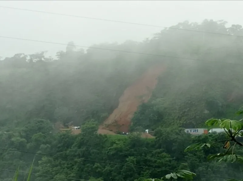 Deslizamento interrompeu trânsito da pista de descida