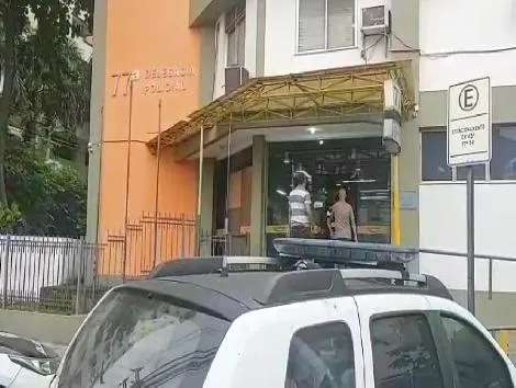 Ele foi preso por agentes da 77ª DP