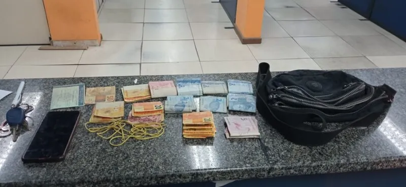 Foram apreendidos 641,00 reais em espécie e um celular LG cor azul