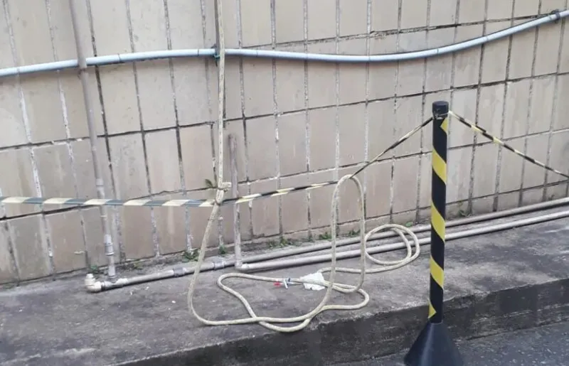 Mesmo algemado, homem conseguiu escapar pela janela do banheiro usando corda