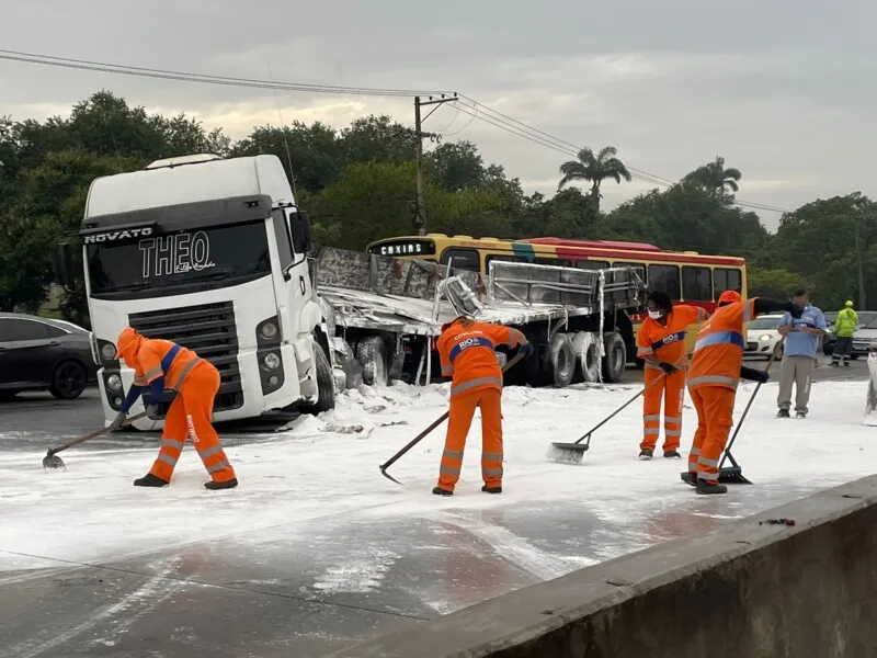 Técnicos da Comlurb estão promovendo a limpeza da pista