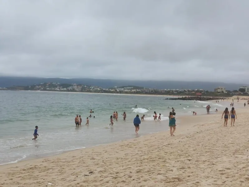 Praia de Itaipu tem banhistas mesmo sem sol e calor.