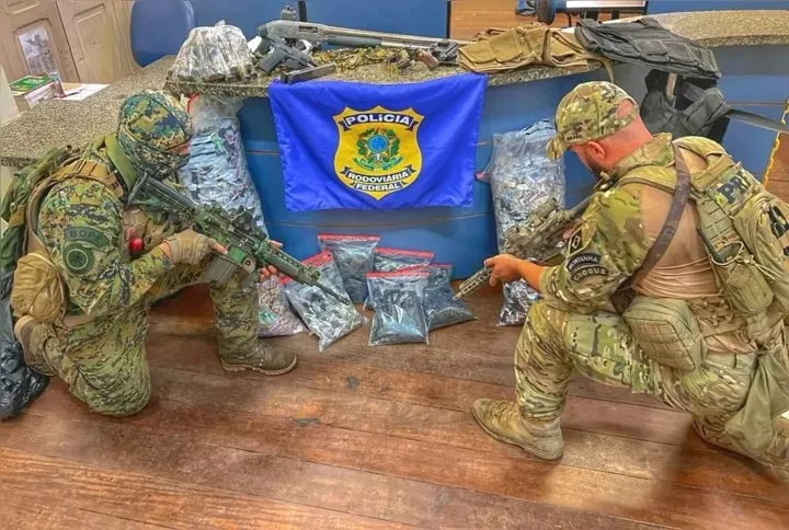 O material foi mandando para a Central de Flagrantes, da 76ª DP e as drogas para a Polícia Judiciária de Niterói