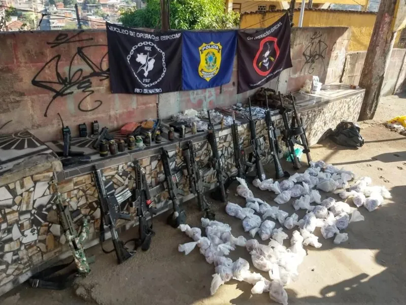 Diversos fuzis foram apreendidos na operação