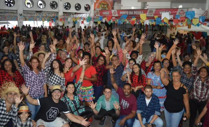 Com trajes típicos, os alunos sacudiram a quadra da Escola de Samba Porto da Pedra, com uma grande quadrilha