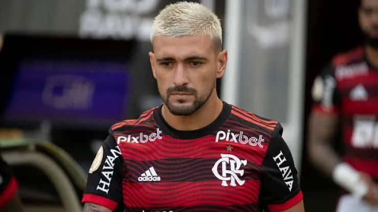 Arrascaeta volta ao time após três partidas fora