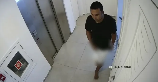 Imagem ilustrativa da imagem Influencer acusa zelador de entrar na casa e de se masturbar ao lado dela