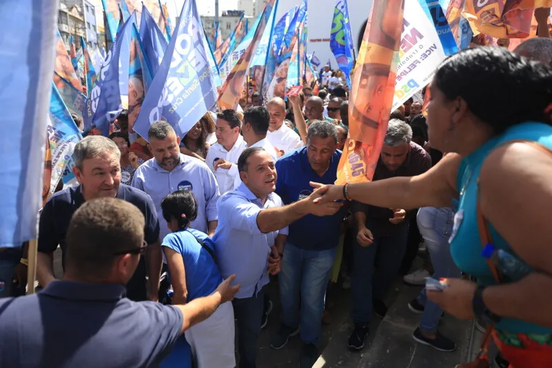 Candidato Rodrigo Neves, hoje (18), em Duque de Caxias falando sobre seu projeto de governo