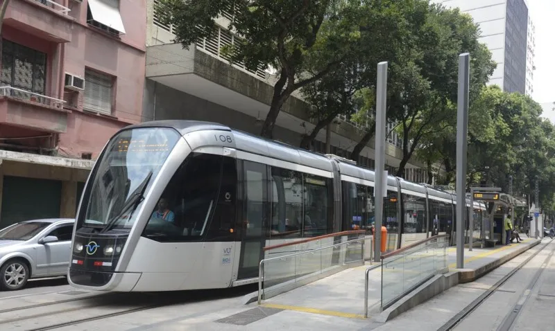 O VLT Carioca permite a integração com os ônibus municipais