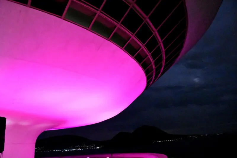 O museu ficará rosa até o final do mês