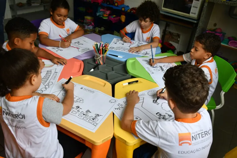 Estudantes de 12 colégios diferentes participaram da criação das obras expostas em Niterói