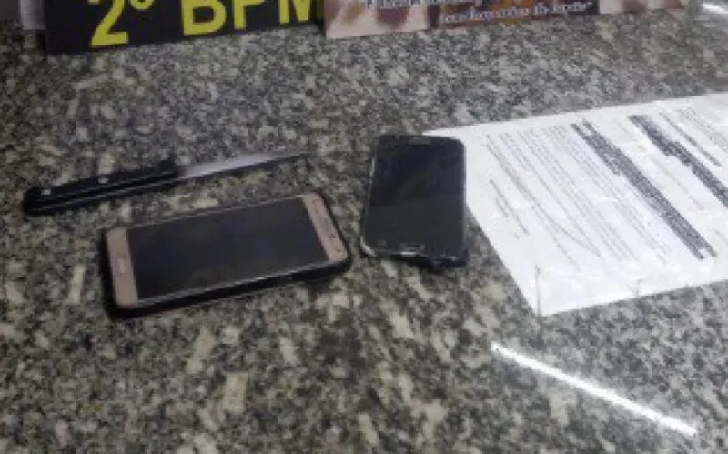 Na delegacia, os policias encontraram com os criminosos, celulares e uma faca. Ambos foram apreendidos.
