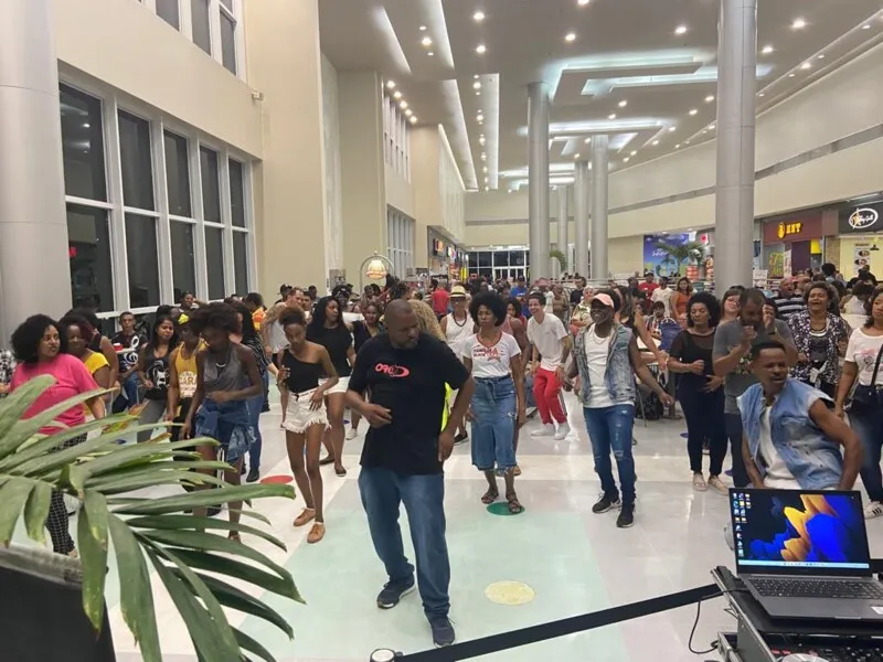 O Baile Charme do Pátio Alcântara é um pedacinho da tradicional festa do Viaduto de Madureira