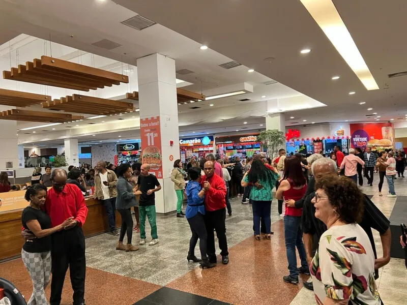 São Gonçalo Shopping promove Baile Dançante na praça de alimentação, das 18h às 21h.