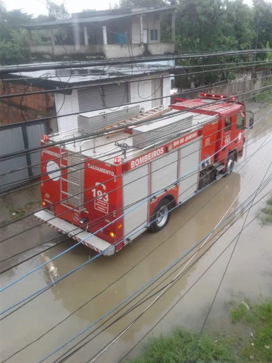 Os bombeiros também socorreram cinco pessoas em um rio em São Gonçalo, no bairro Monjolos