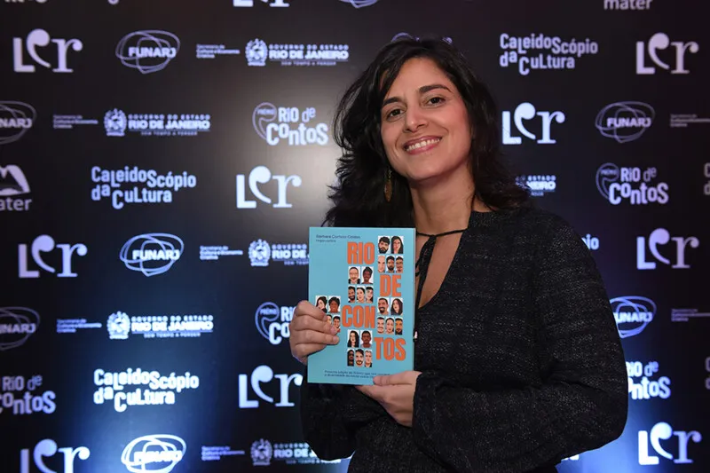 Bárbara Caldas com o primeiro livro Rio de Contos