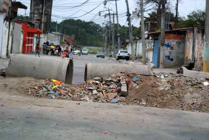 Barricadas foram retiradas nos bairros Almerinda, Colina e Seis Pedal