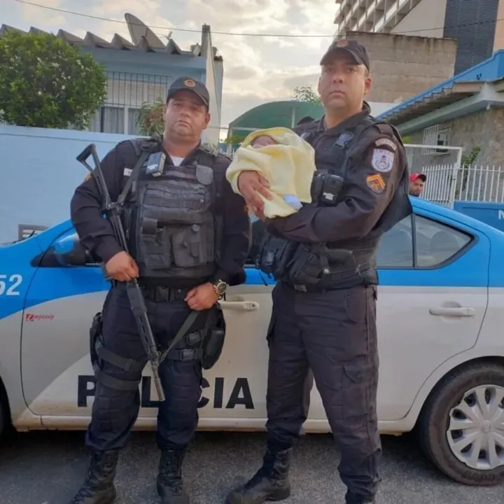 Bebê estava envolvido em algumas roupas