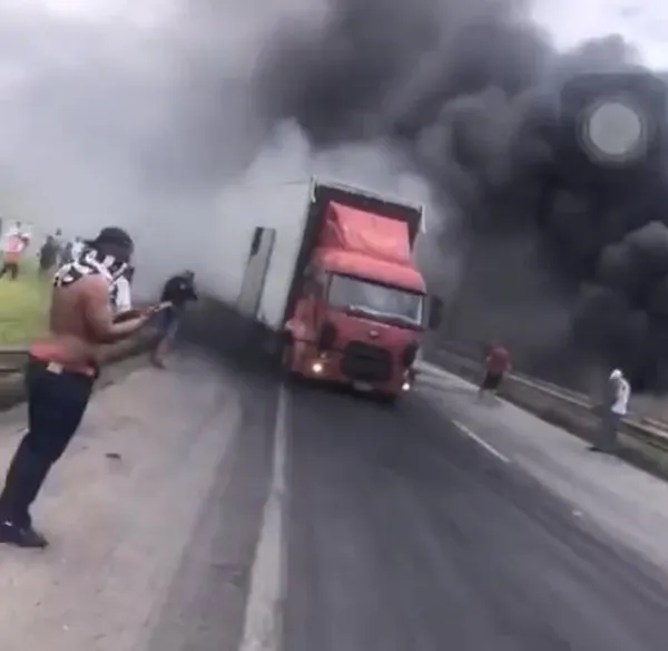 Torcedores retiraram obstáculos da pista