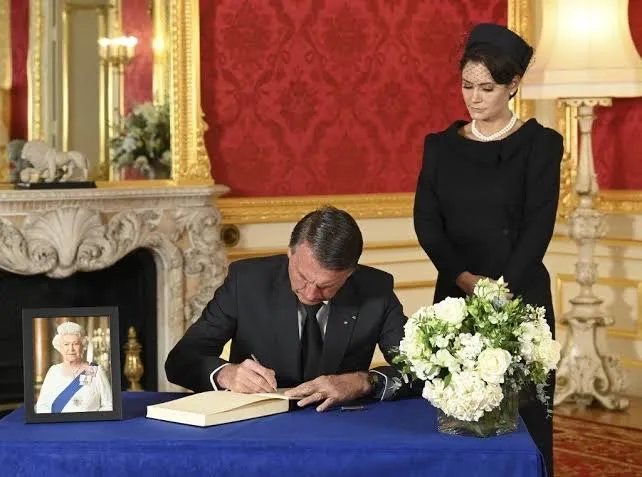Bolsonaro assinou livro de condolências da rainha