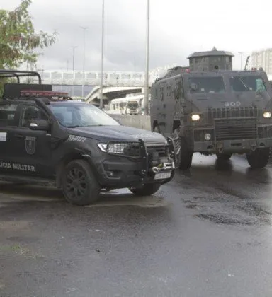 Drogas, armas e munições foram apreendidas