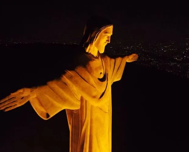 Nesta quinta-feira (1), o Cristo Redentor ganhará uma iluminação na cor laranja em ação para conscientizar e alertar sobre o câncer de pele