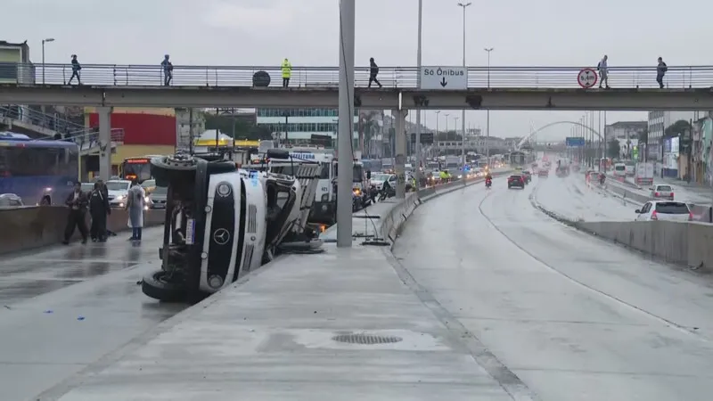 Motorista de caminhão morre em acidente na Avenida Brasil