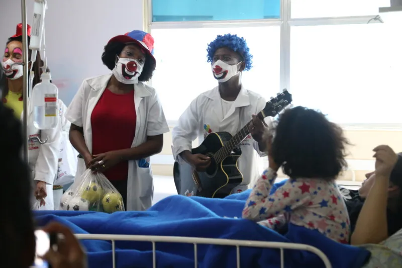 Imagem ilustrativa da imagem Crianças recebem Cantata de Páscoa no Hospital Infantil Darcy Vargas