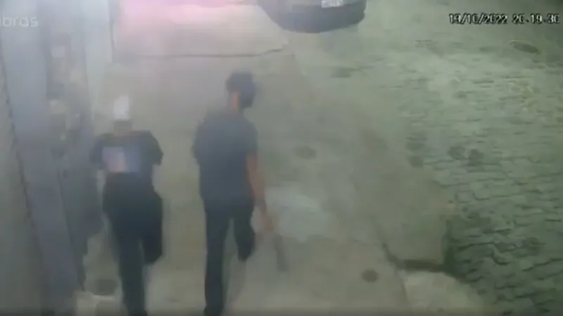 Registros de câmeras de segurança mostram dois homens fugindo do local