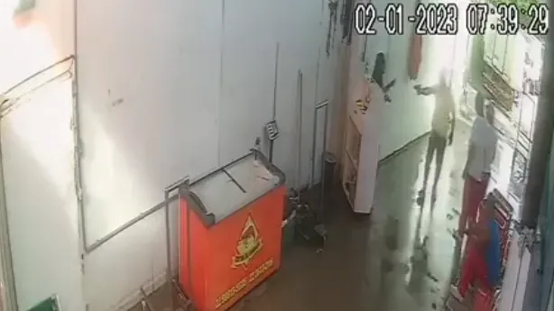 Câmeras de segurança registraram momento em que homem chega armado e enfrenta vítima e funcionários