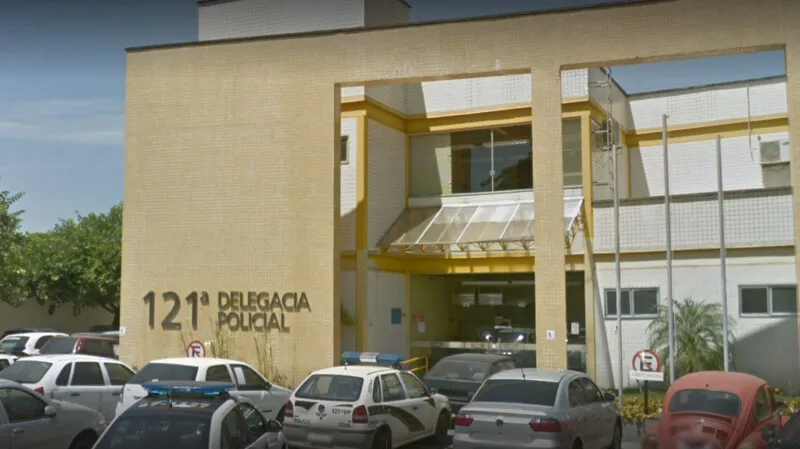 Ele foi levado para a 121ª DP (Casimiro de Abreu)