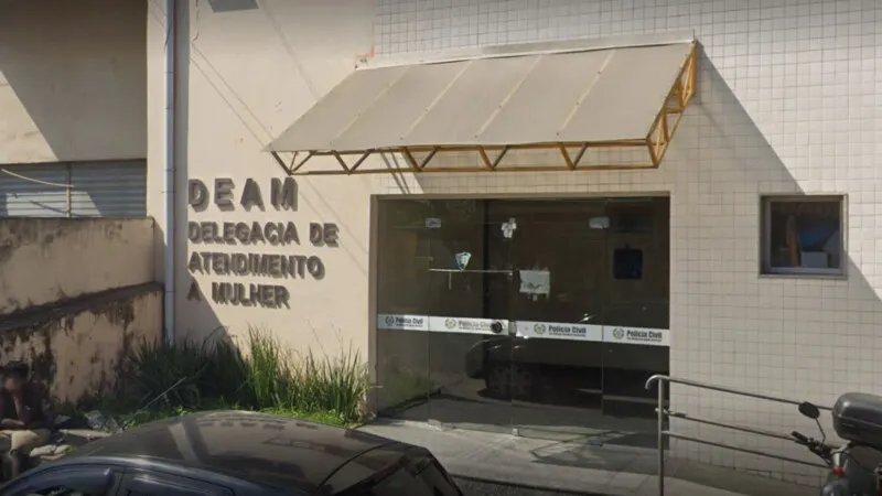 Mulher foi encontrada e presa por agentes da Delegacia de Atendimento à Mulher (Deam) de São Gonçalo