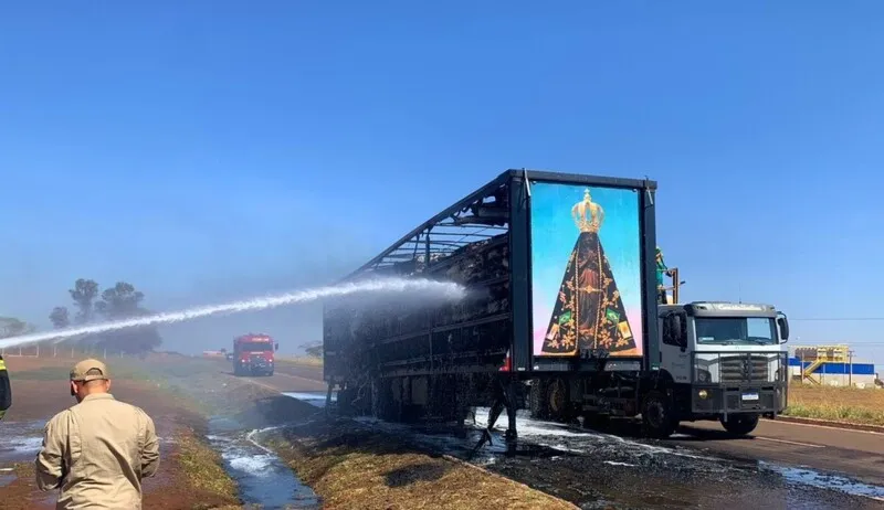 Carreta pega fogo na Rodovia Federal de Mato-Grosso