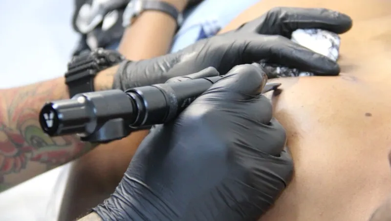 As participantes podem realizar, gratuitamente, tatuagens para reconstruir o aspecto da região da auréola