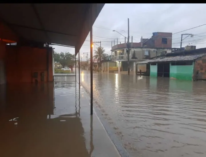Nível de água nas ruas ficou alto