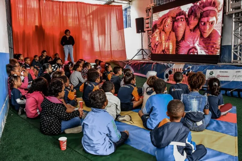 Alunos da Escola Municipal Manoel Nazareno de Barros assistiram a “Os Croods 2" nesta quinta (11/08)