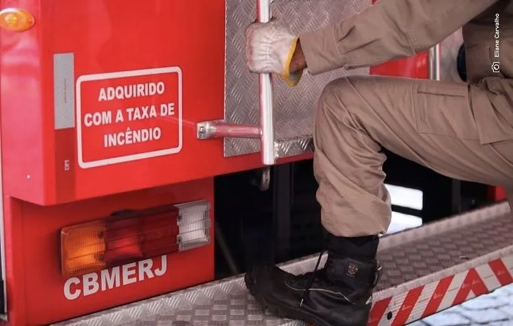 Os bombeiros fizeram o resgate da vítima