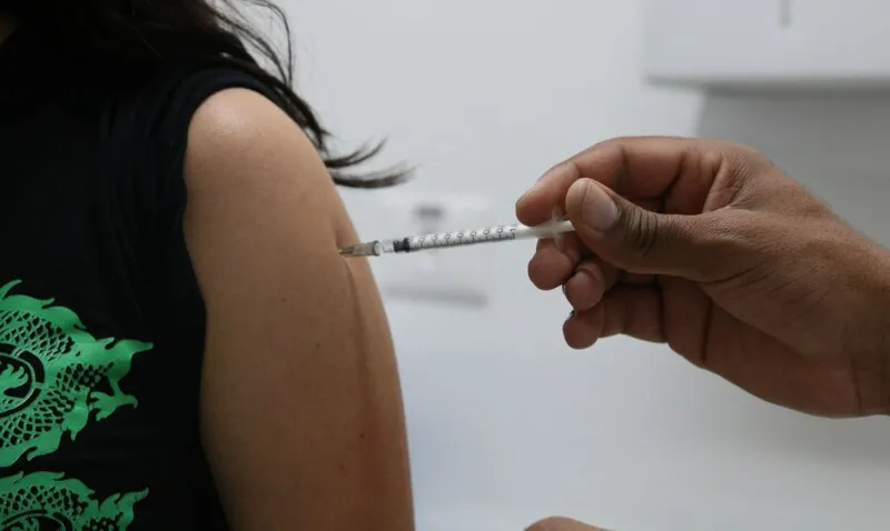 Aumento na média de mortes  diárias pela Covid-19 foi de 200 há cinco semanas