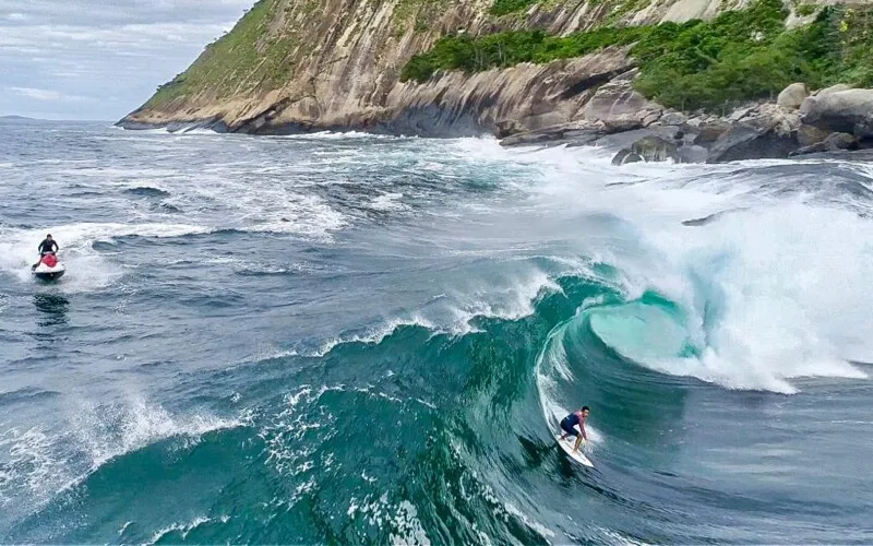 A chamada de domingo é aberta a qualquer surfista que, para se inscrever, deve enviar vídeos das ondas surfadas para a organização do evento