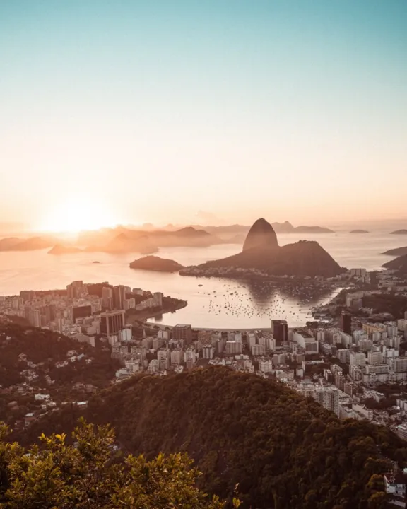 A alta do dólar favorece as viagens internas, o que está impulsionando a procura pela capital nesta temporada