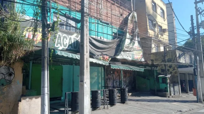 Escola está com aspecto de abandono no bairro do Cubango