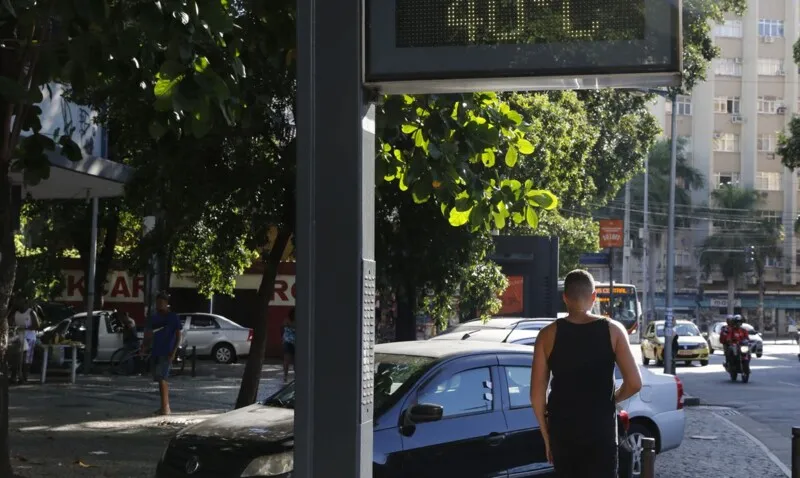 A previsão é de que a temperatura se mantenha nos próximos dias