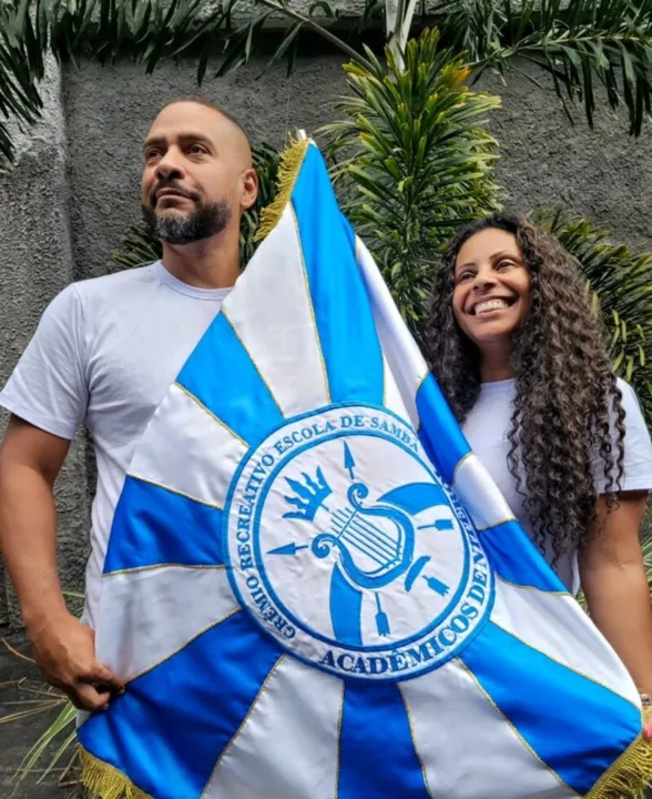Casal defende a Acadêmicos de Niterói