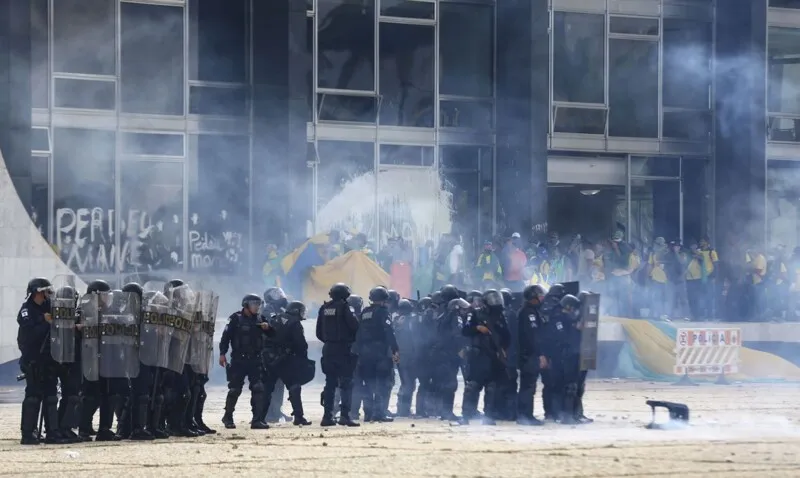 Decisões acontecem diante da destruição causada no Congresso