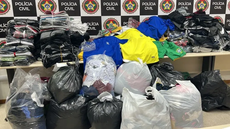 As peças de vestuário, todas com indícios de falsificações de marcas famosas, eram vendidas na mesma rua do depósito