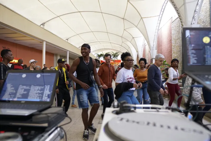 Baile Charme acontece no Jardim do mall