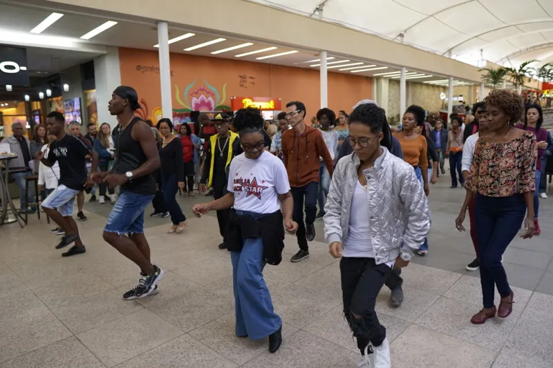 À noite, uma edição especial de aniversário do Baile Charme embala os clientes no melhor ritmo Black